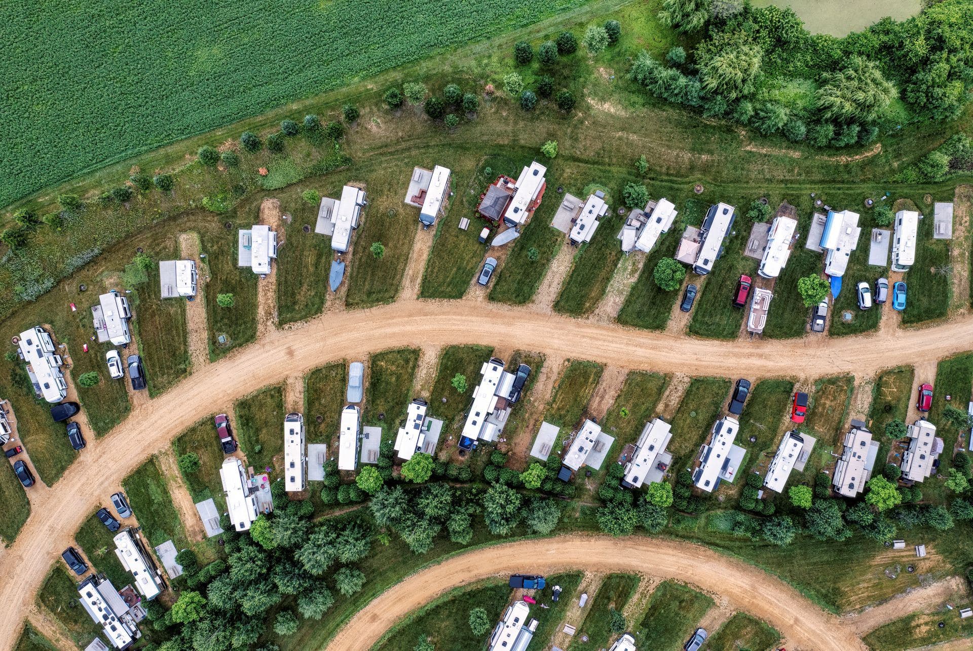 Campingplatz mit Wohnmobilen und Wohnwagen von oben