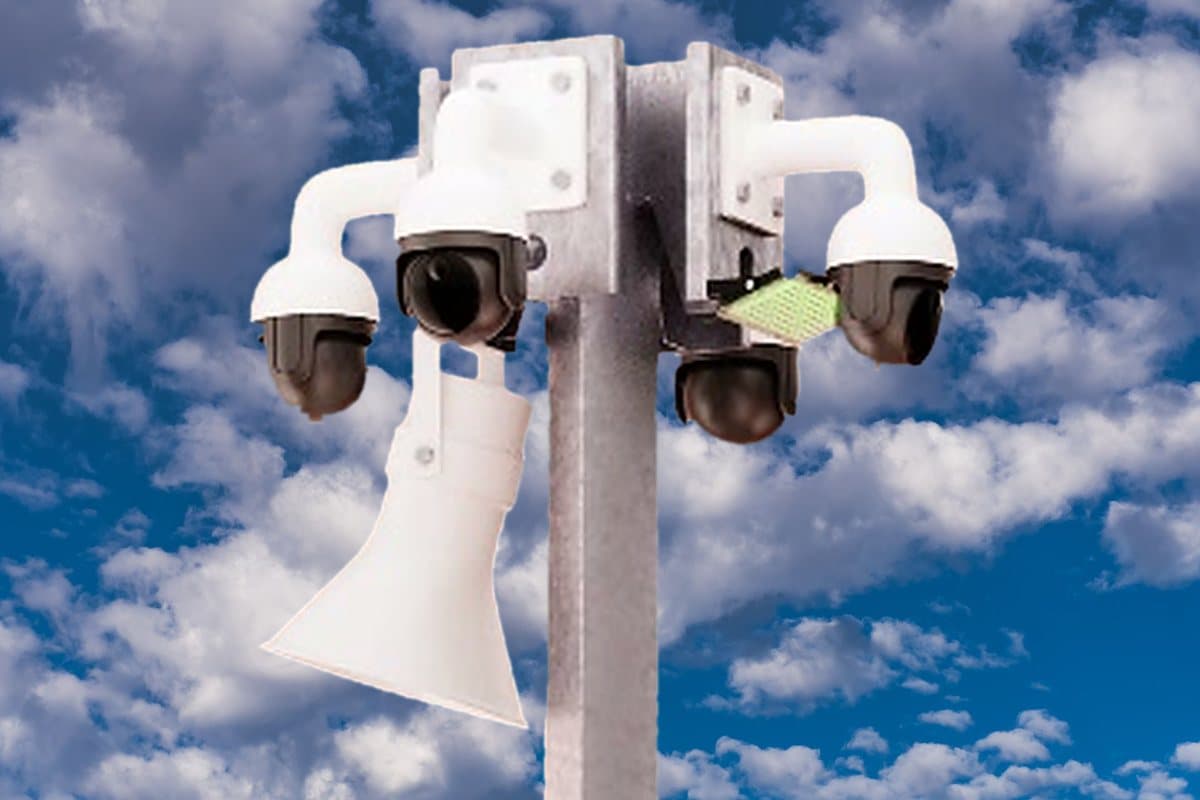 Kamerakopf des bic-tec Videoturms mit vier Kameras und Hornlautsprecher vor blauem Himmel